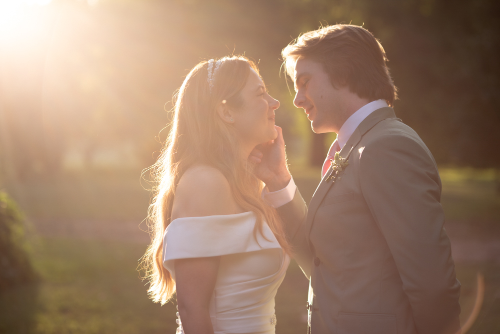 Pareja de recién casados en boda íntima en Buenos Aires