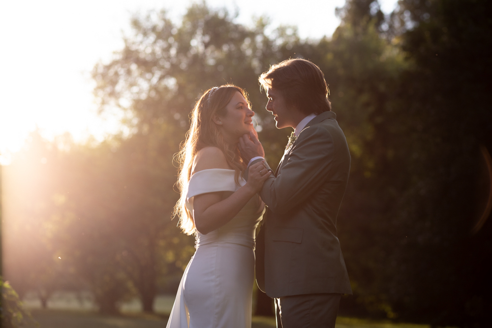 Pareja de recién casados en boda íntima en Buenos Aires