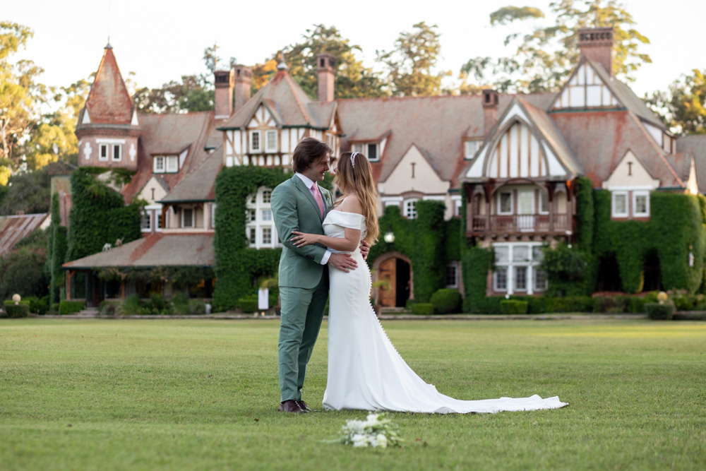 Pareja de recién casados en boda íntima en Buenos Aires