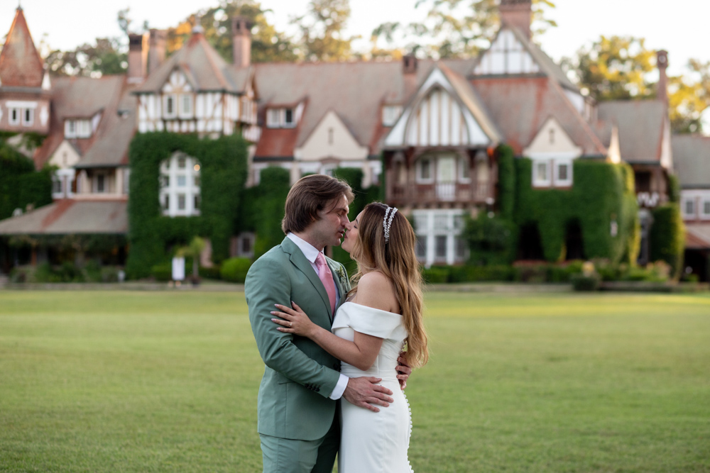 Pareja de recién casados en boda íntima en Buenos Aires villa maria