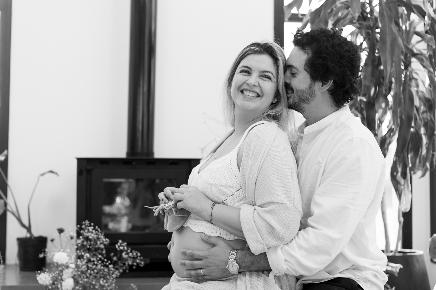 sesion de fotos de embarazo al atardecer en buenos aires, argentina en su hogar fotografa mujer, retratos profesionales blanco y negro