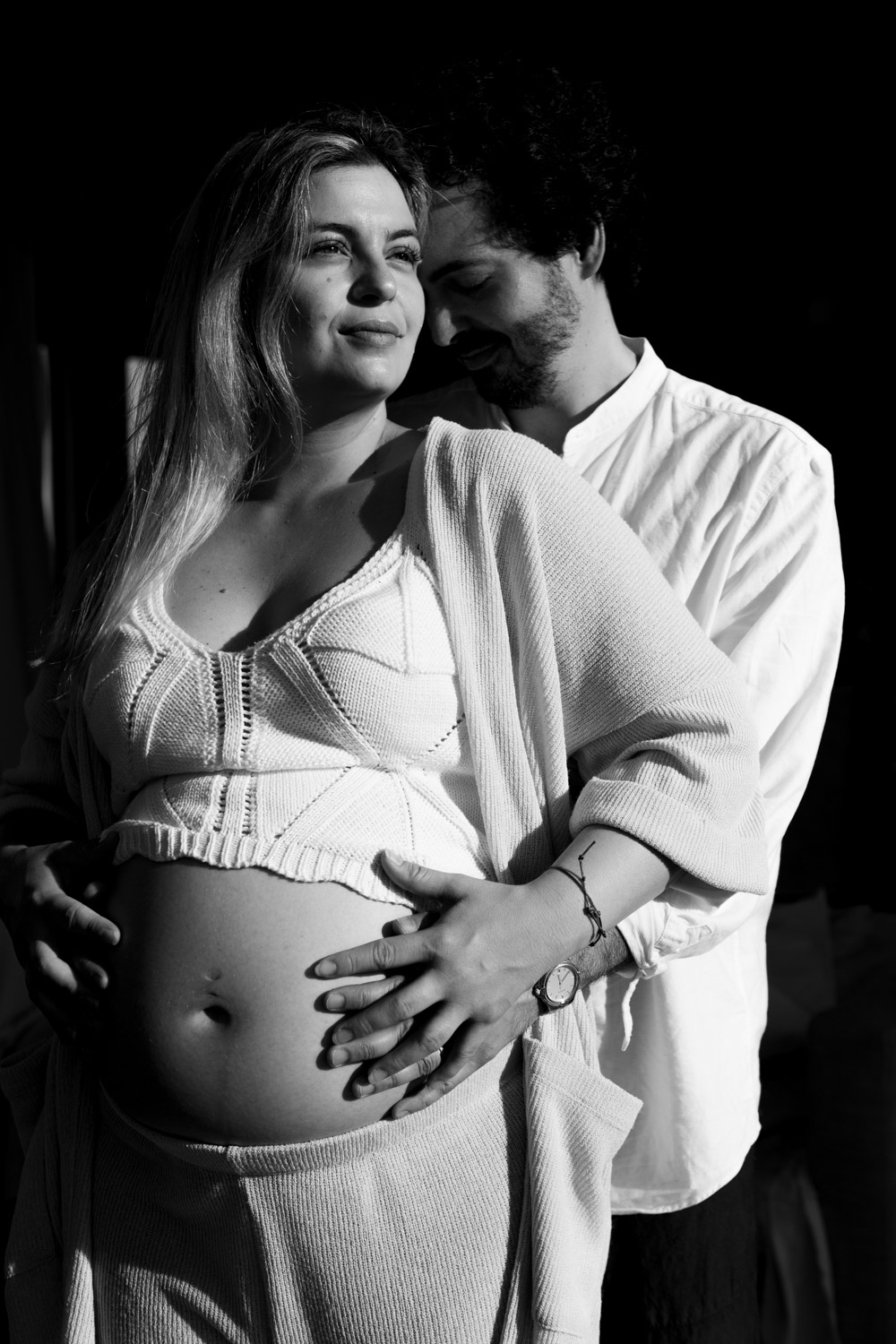 sesion de fotos de embarazo al atardecer en buenos aires, argentina en su hogar fotografa mujer, retratos profesionales blanco y negro