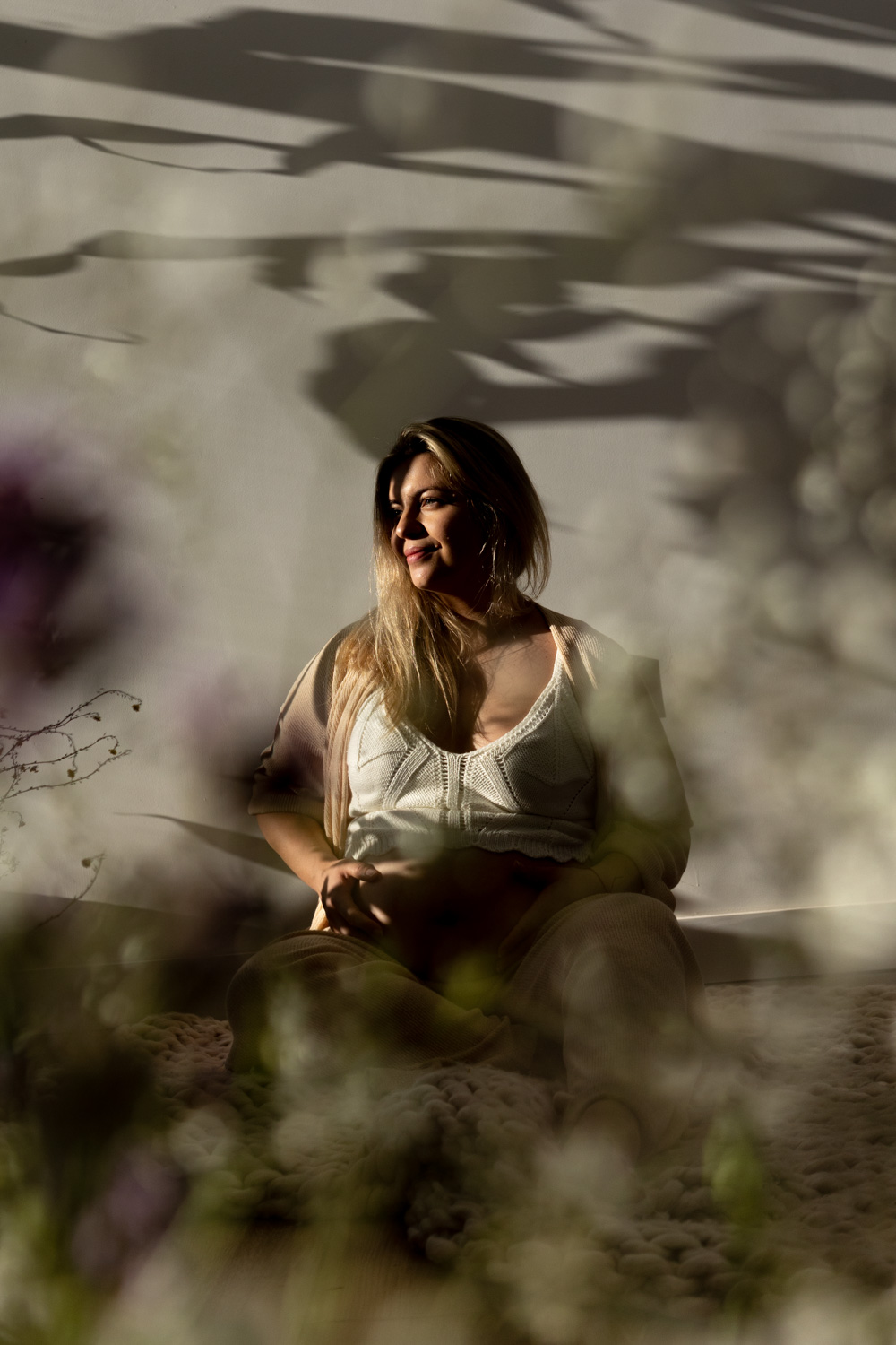sesion de fotos de embarazo al atardecer en buenos aires, argentina en su hogar fotografa mujer, retratos profesionales 