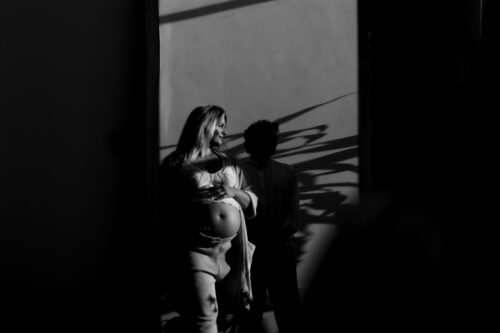 sesion de fotos de familia al atardecer en buenos aires, argentina en su propio hogar fotografa mujer