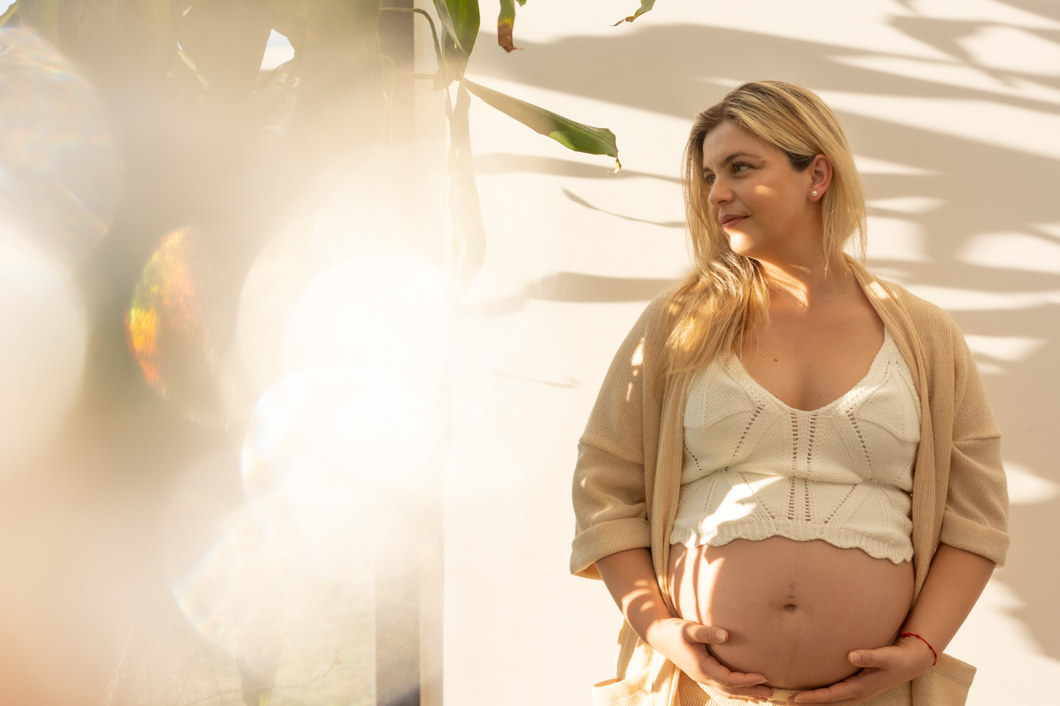 sesion de fotos de familia al atardecer en buenos aires, argentina en su propio hogar fotografa mujer 