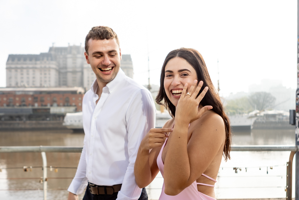 mural en buenos aires, street photography propuesta de matrimonio sorpresa en puerto madero, buenos aires, fotografa de bodas
