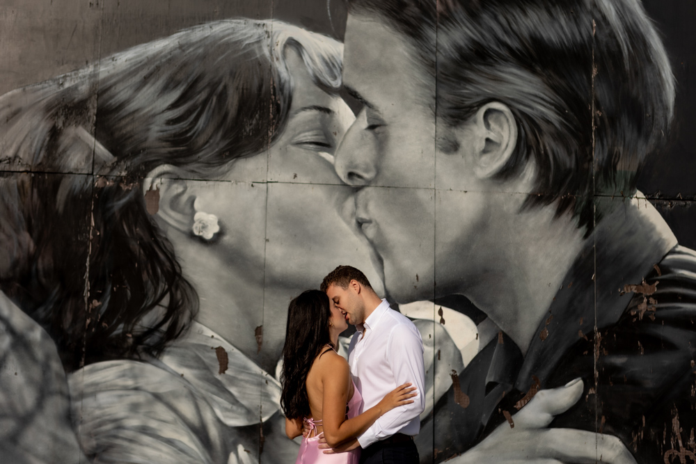 mural en buenos aires, street photography propuesta de matrimonio sorpresa en puerto madero, buenos aires, fotografa de bodas