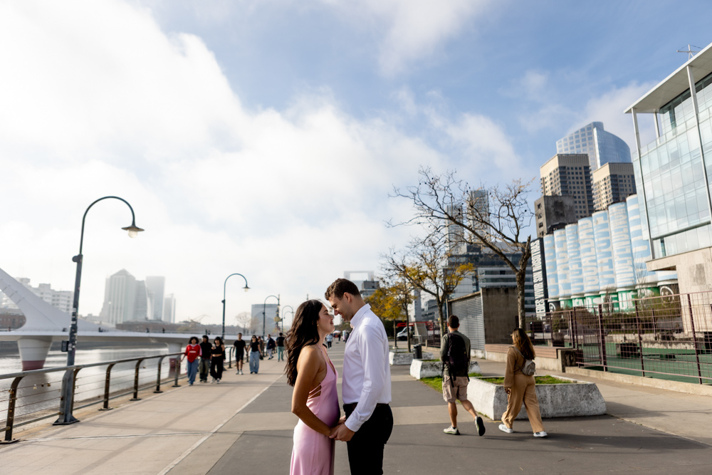 mural en buenos aires, street photography propuesta de matrimonio sorpresa en puerto madero, buenos aires, fotografa de bodas