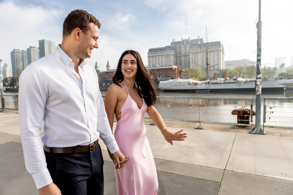 mural en buenos aires, street photography propuesta de matrimonio sorpresa en puerto madero, buenos aires, fotografa de bodas