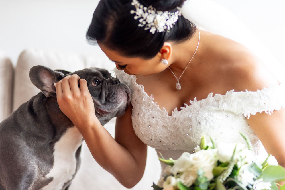 boda de destino en lima, Peru, preparacion de la novia, estilo documental, fotografia de bodas, perrito, momentos unicos