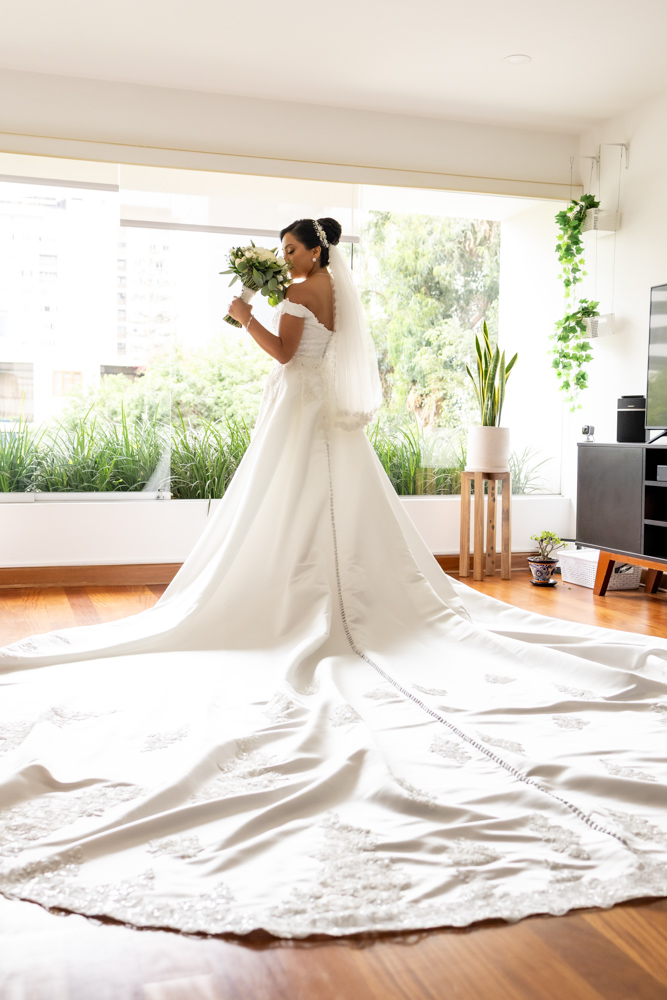 boda de destino en lima, Peru, preparacion de la novia, estilo documental, fotografia de bodas, perrito, momentos unicos