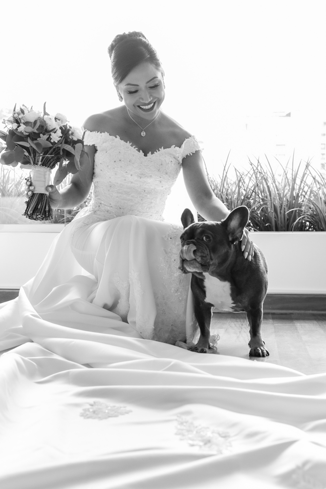boda de destino en lima, Peru, preparacion de la novia, estilo documental, fotografia de bodas, perrito, momentos unicos, perro, vestido de novia, mascotas