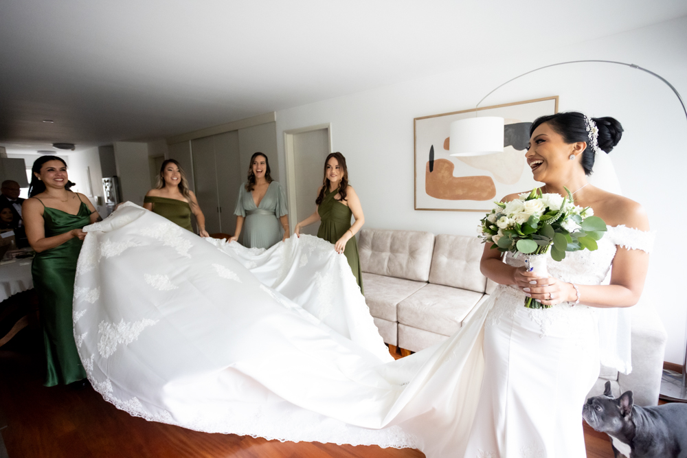 boda de destino en lima, Peru, preparacion de la novia, estilo documental, fotografia de bodas, perrito, momentos unicos