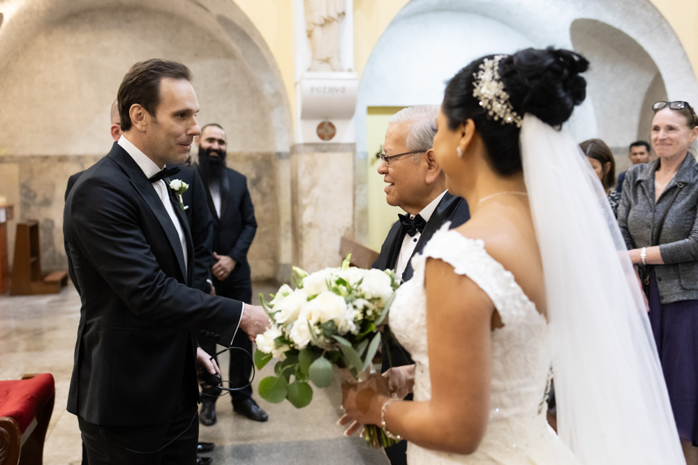 boda de destino en lima, Peru, entrada de la novia, estilo documental, fotografia de bodas, , momentos unicos, iglesia