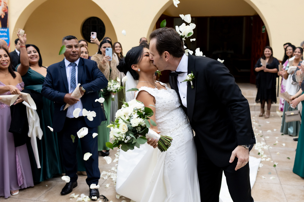 boda de destino, lima, peru, fotografa internacional de bodas, iglesia, ceremonia, salida de los novios