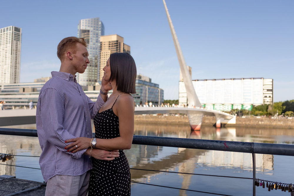 engagement photo session in puerto madero and plaz de mayo at sunset puente de la mujer