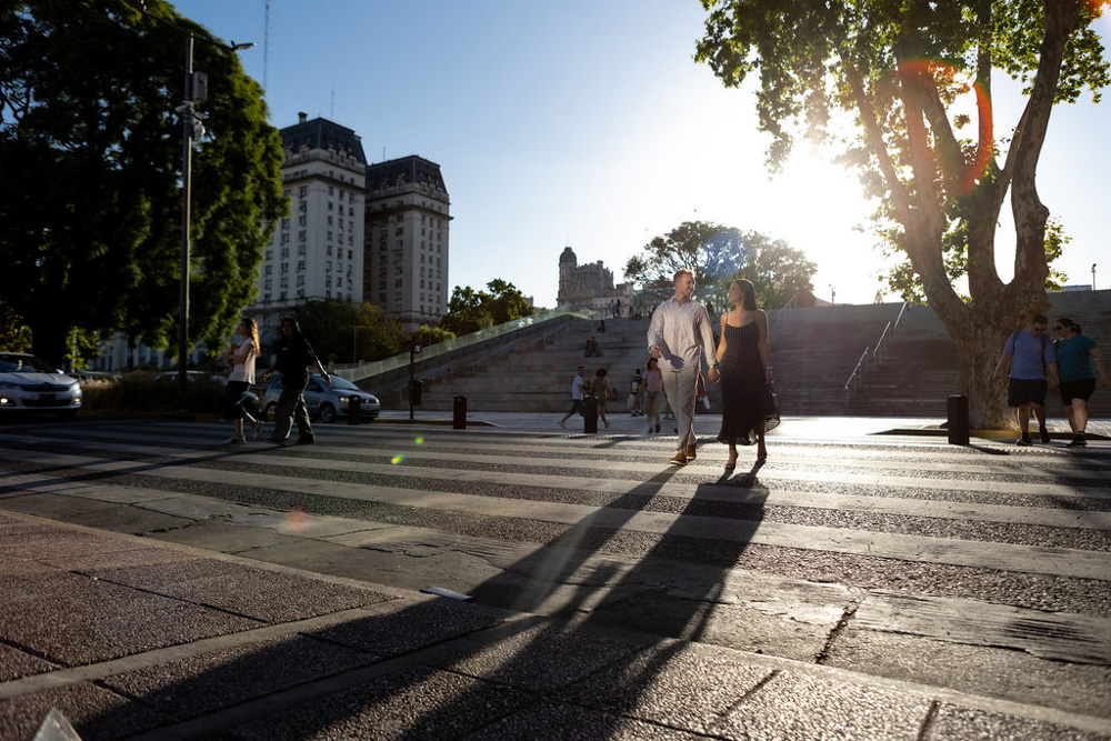 engagement photo session in puerto madero and plaz de mayo at sunset