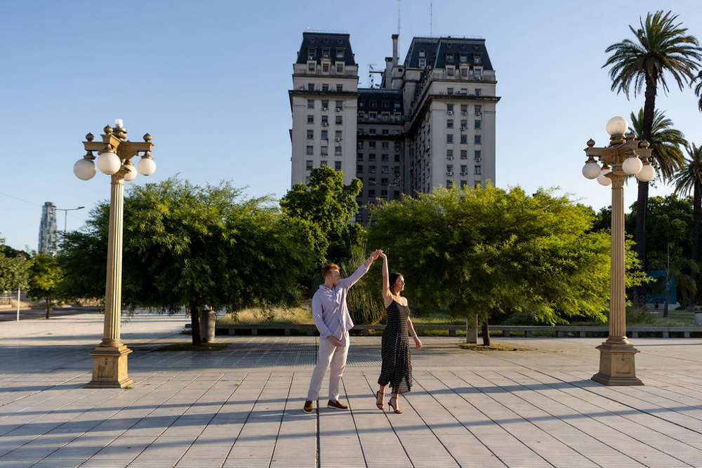 engagement photo session in puerto madero and plaz de mayo at sunset