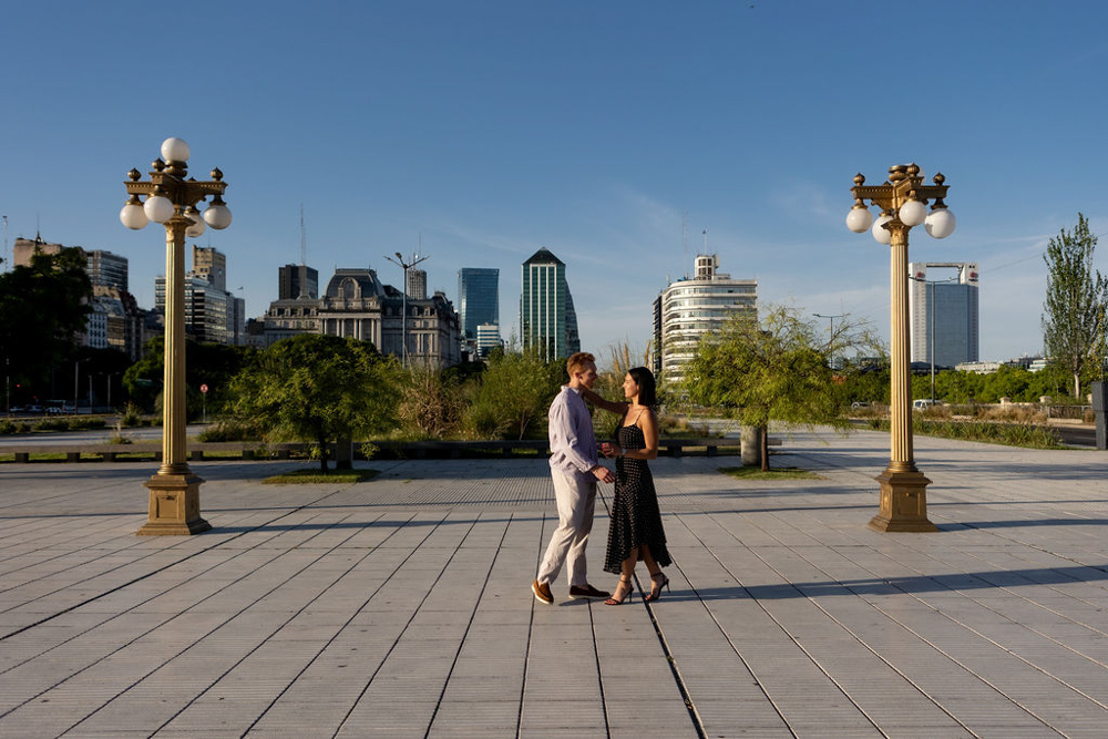 engagement photo session in puerto madero and plaz de mayo at sunset