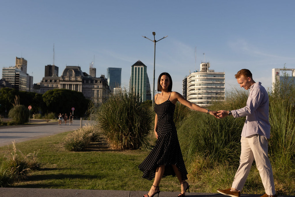 engagement photo session in puerto madero and plaz de mayo at sunset