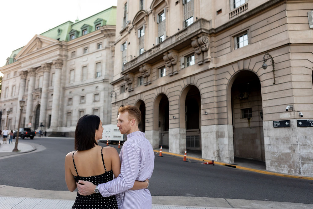 romantic surprise wedding proposal photography buenos aires argentina plaza de mayo