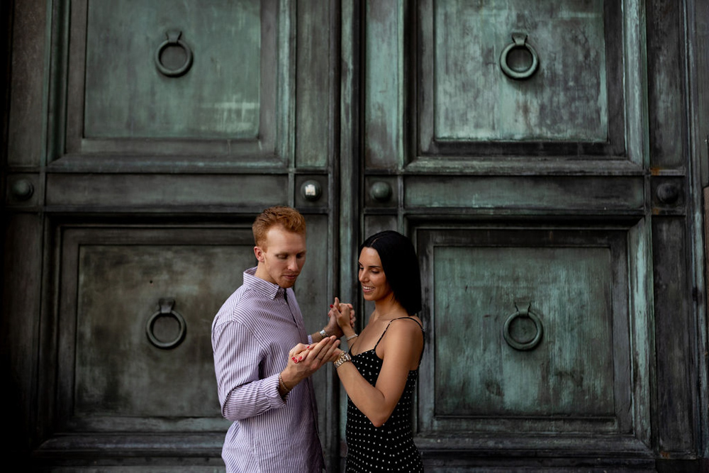 romantic surprise wedding proposal photography buenos aires argentina banco nacion plaza de mayo