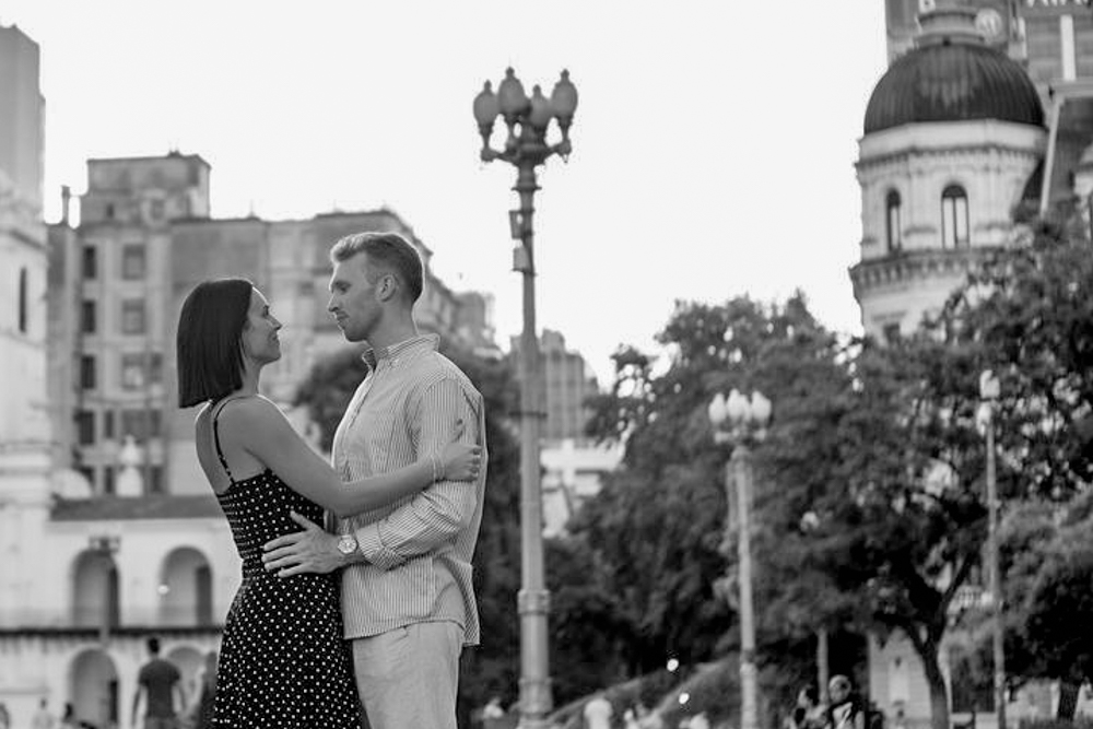 black and white portrait buenos aires cabildo plaza de mayo couple engaged surprise proposal