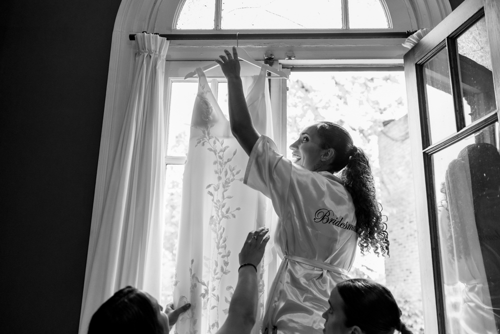 fotografñia documental de bodas. Hotel del casco. preparación de la novia y del novio. AMigos. Momentos especiales