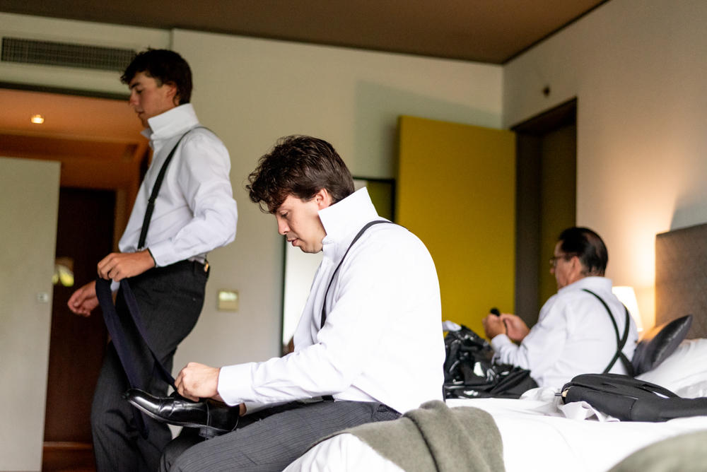 fotografñia documental de bodas. Hotel del casco. preparación de la novia y del novio. AMigos. Momentos especiales