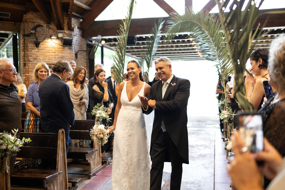 ceremonia católica religiosa en iglesia santa teresita en pilar. fotografía documental de bodas. casamientos en buenos aires, argentina. wedding photographer
