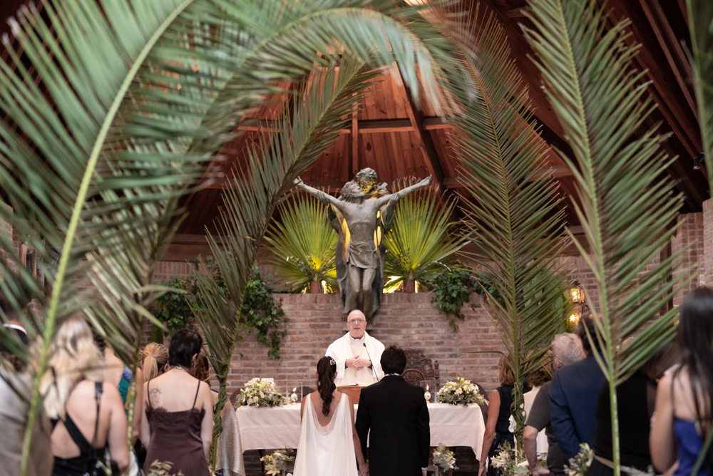 ceremonia católica religiosa en iglesia santa teresita en pilar. fotografía documental de bodas. casamientos en buenos aires, argentina. wedding photographer