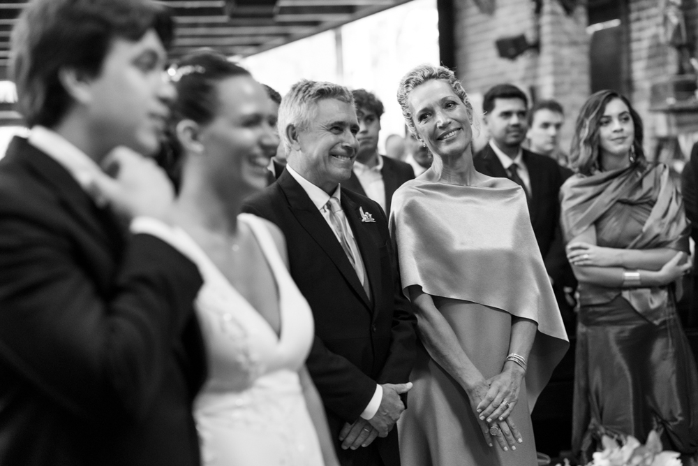 ceremonia católica religiosa en iglesia santa teresita en pilar. fotografía documental de bodas. casamientos en buenos aires, argentina. wedding photographer. momento emotivo de mama de la novia. miradas
