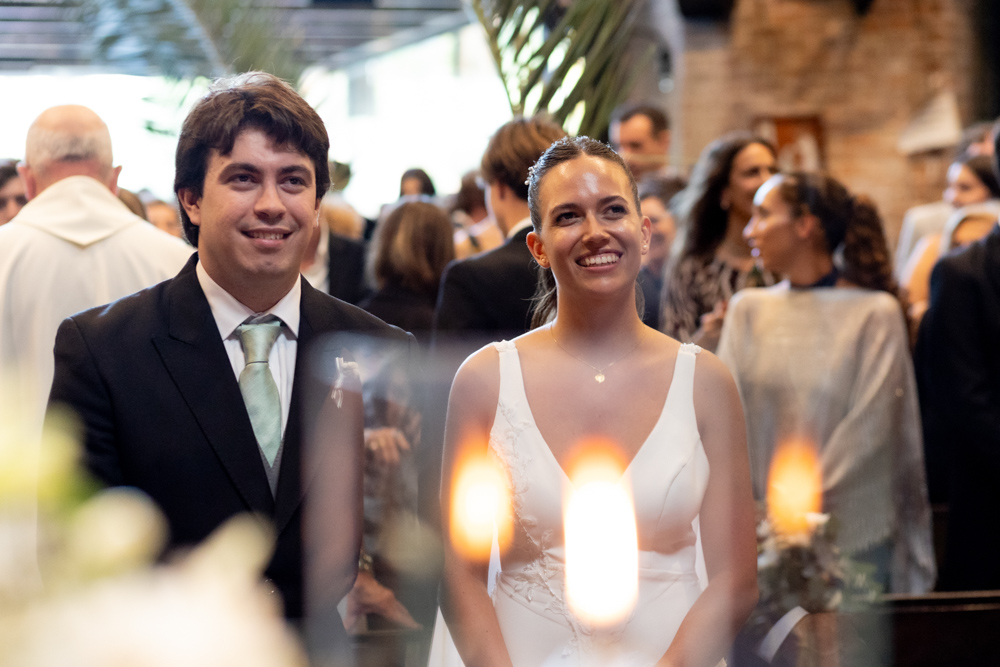 ceremonia católica religiosa en iglesia santa teresita en pilar. fotografía documental de bodas. casamientos en buenos aires, argentina. wedding photographer
