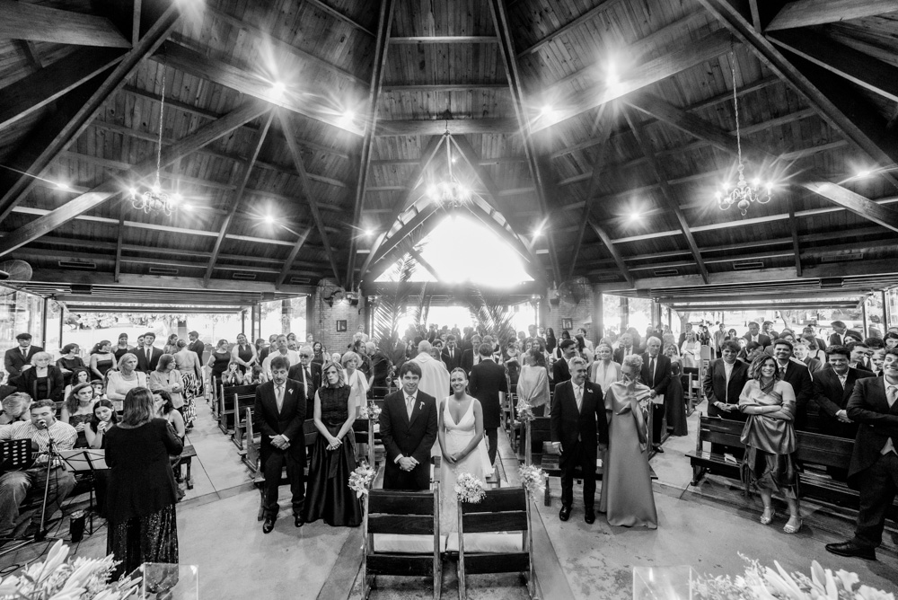 ceremonia católica religiosa en iglesia santa teresita en pilar. fotografía documental de bodas. casamientos en buenos aires, argentina. wedding photographer