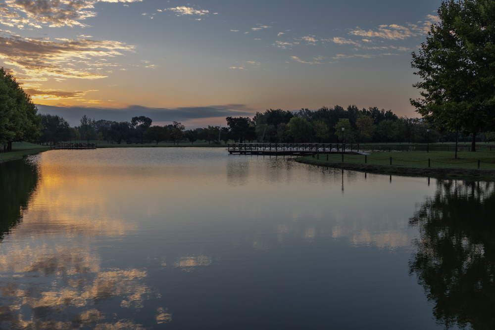boda en pilar patagonia. atardecer. lago. retratos de los novios.  fotografía documental de bodas. casamientos en buenos aires, argentina. wedding photographer