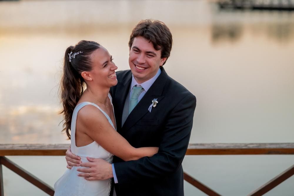 boda en pilar patagonia. atardecer. lago. retratos de los novios.  fotografía documental de bodas. casamientos en buenos aires, argentina. wedding photographer