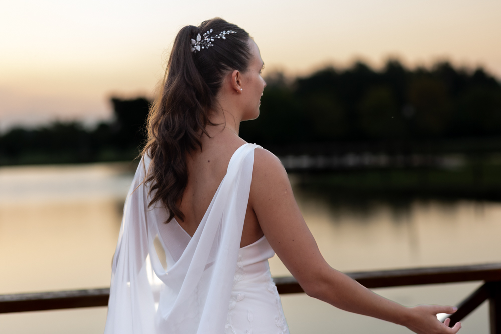 boda en pilar patagonia. atardecer. lago. retratos de los novios.  fotografía documental de bodas. casamientos en buenos aires, argentina. wedding photographer