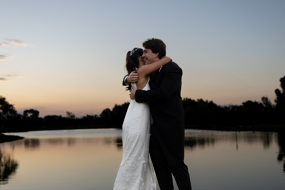boda en pilar patagonia. atardecer. lago. retratos de los novios.  fotografía documental de bodas. casamientos en buenos aires, argentina. wedding photographer