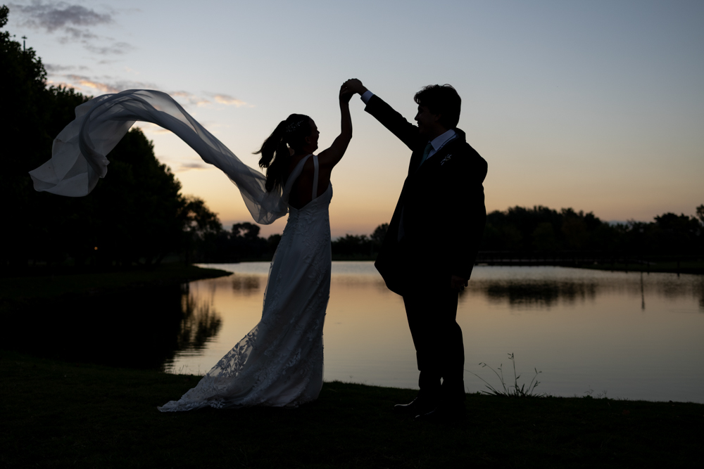 boda en pilar patagonia. atardecer. lago. retratos de los novios.  fotografía documental de bodas. casamientos en buenos aires, argentina. wedding photographer