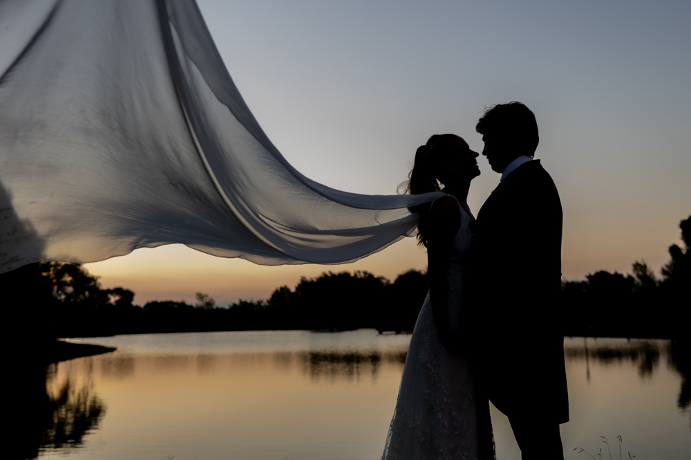 boda en pilar patagonia. atardecer. lago. retratos de los novios.  fotografía documental de bodas. casamientos en buenos aires, argentina. wedding photographer