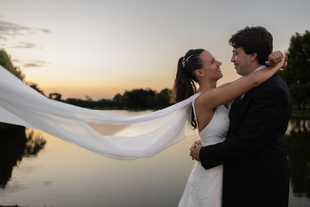 boda en pilar patagonia. atardecer. lago. retratos de los novios.  fotografía documental de bodas. casamientos en buenos aires, argentina. wedding photographer