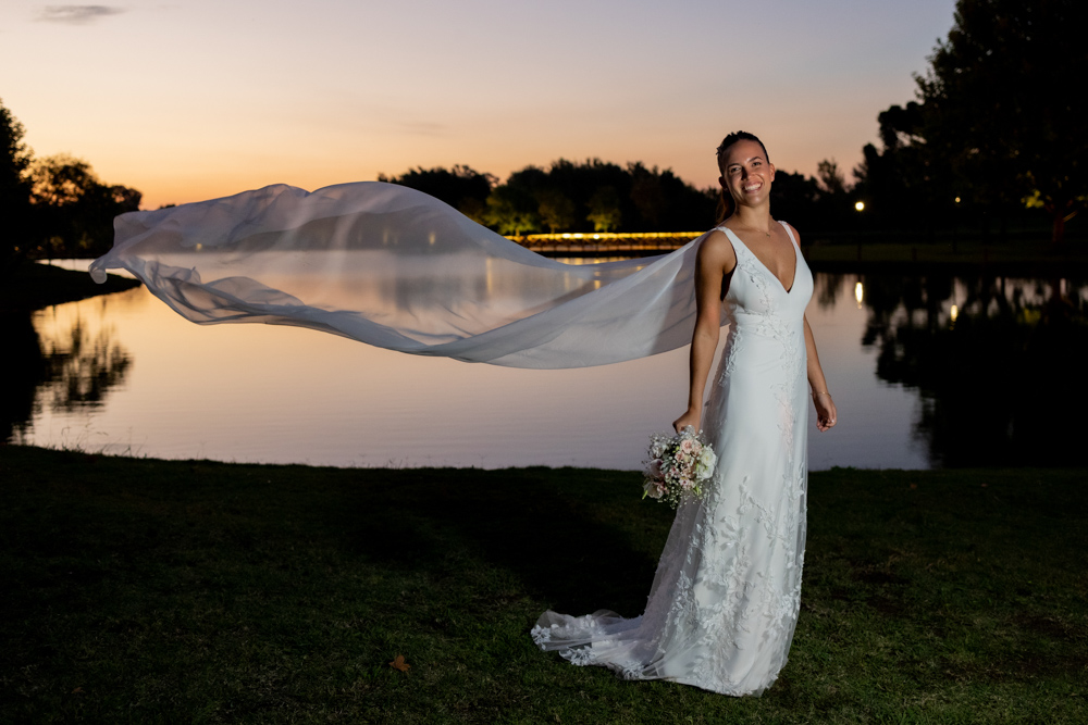 boda en pilar patagonia. atardecer. lago. retratos de los novios.  fotografía documental de bodas. casamientos en buenos aires, argentina. wedding photographer