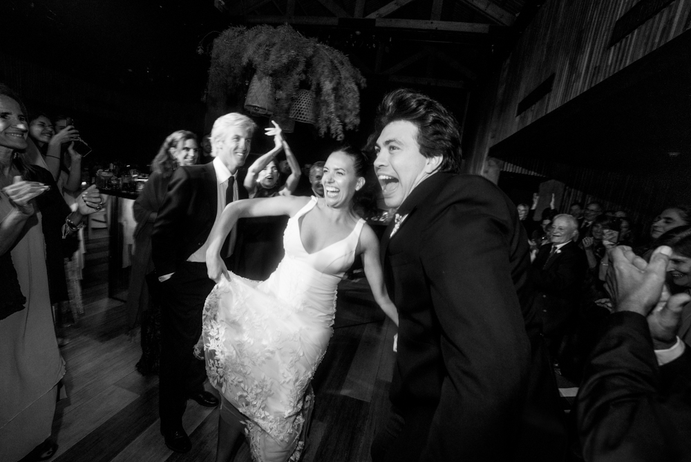 boda en pilar patagonia. . fiesta con musica, luces de colores. wedding photography  fotografía documental de bodas. casamientos en buenos aires, argentina. wedding photographer