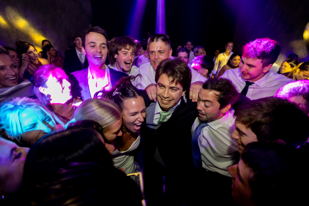 boda en pilar patagonia. . fiesta con musica, luces de colores. wedding photography  fotografía documental de bodas. casamientos en buenos aires, argentina. wedding photographer