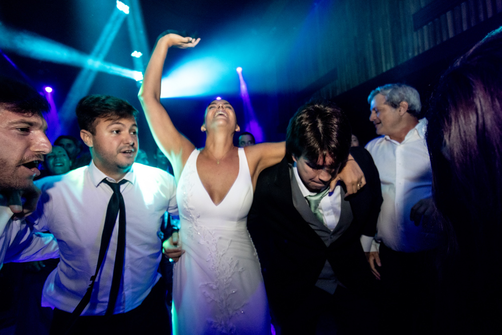 boda en pilar patagonia. . fiesta con musica, luces de colores. wedding photography  fotografía documental de bodas. casamientos en buenos aires, argentina. wedding photographer