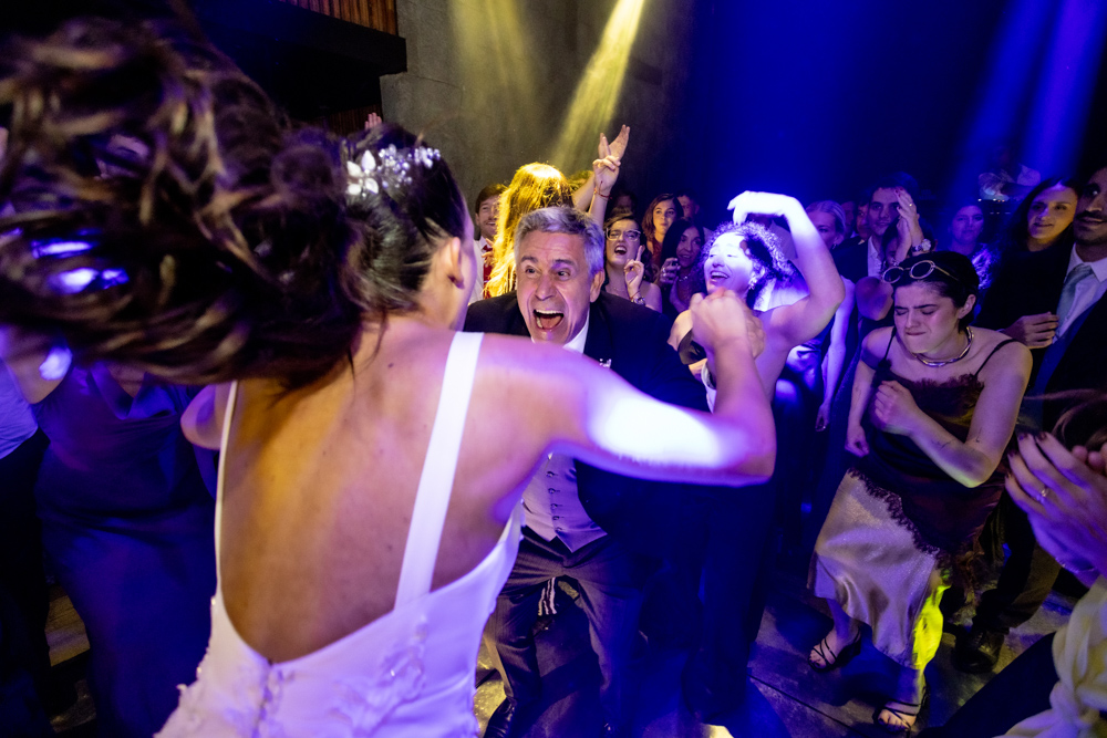 boda en pilar patagonia. . fiesta con musica, luces de colores. wedding photography  fotografía documental de bodas. casamientos en buenos aires, argentina. wedding photographer