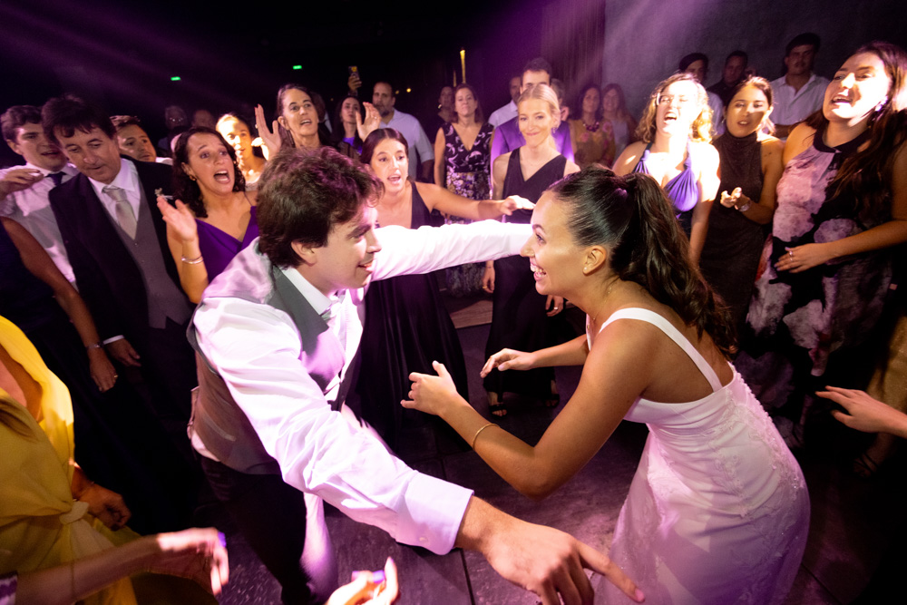 boda en pilar patagonia. . fiesta con musica, luces de colores. wedding photography  fotografía documental de bodas. casamientos en buenos aires, argentina. wedding photographer