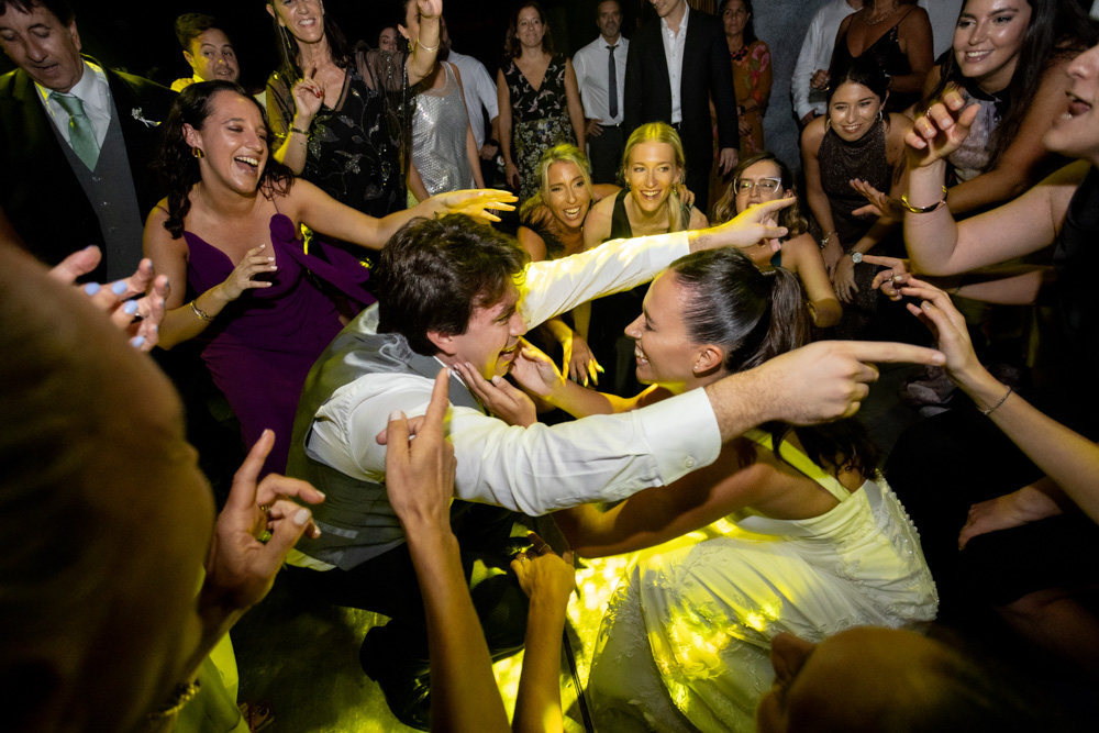 boda en pilar patagonia. . fiesta con musica, luces de colores. wedding photography  fotografía documental de bodas. casamientos en buenos aires, argentina. wedding photographer