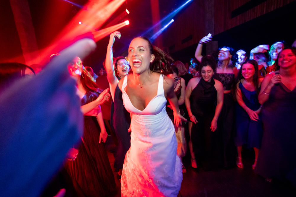 boda en pilar patagonia. . fiesta con musica, luces de colores. wedding photography  fotografía documental de bodas. casamientos en buenos aires, argentina. wedding photographer