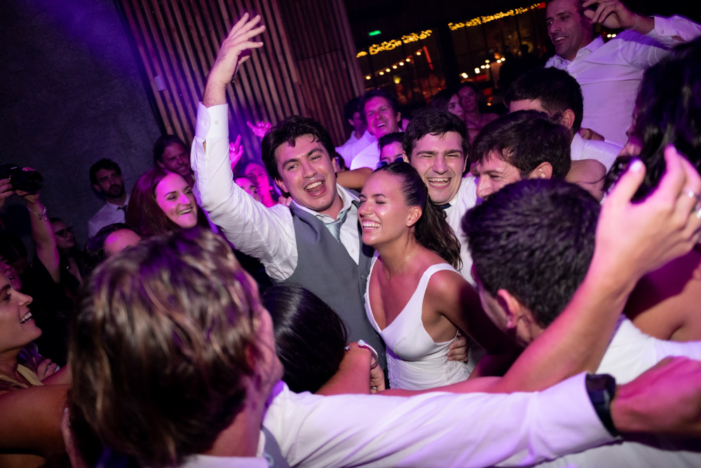 boda en pilar patagonia. . fiesta con musica, luces de colores. wedding photography  fotografía documental de bodas. casamientos en buenos aires, argentina. wedding photographer
